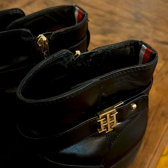 Tommy Hilfiger Black Ankle zipper boots 7M with Gold Emblem - Picture 3 of 16